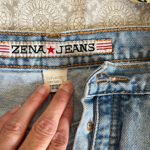 Zena Jeans Women's Size 13 Light Wash Denim Shorts Button‎ Fly Rose Embroidered - Picture 2 of 10